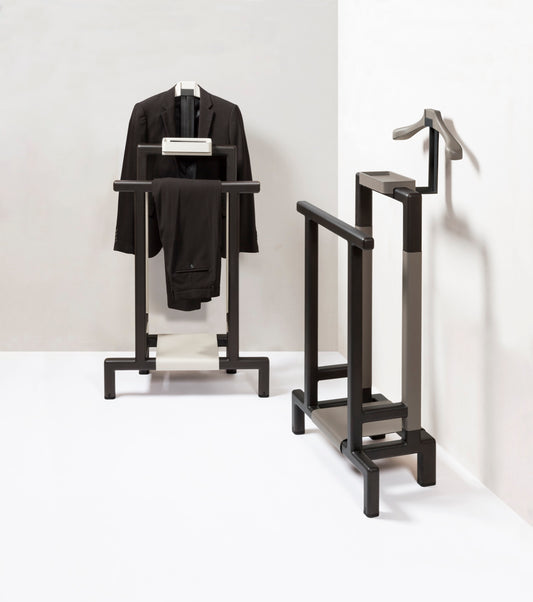 Giobagnara | Lloyd Tabi Leather and Dark Canaletto Walnut Wood Valet Stand: Valet stand in leather and dark-stained Canaletto walnut wood, inox or brushed bronze feet, wild boar golf deer nappa suede | Livingroom / Hospitality | 2Jour Concierge, your luxury lifestyle shop | luxury valet stand, leather valet stand, Giobagnara Lloyd Tabi, Canaletto walnut valet, Italian luxury bedroom accessories, exotic leather valet, designer clothes stand, dark walnut wood valet