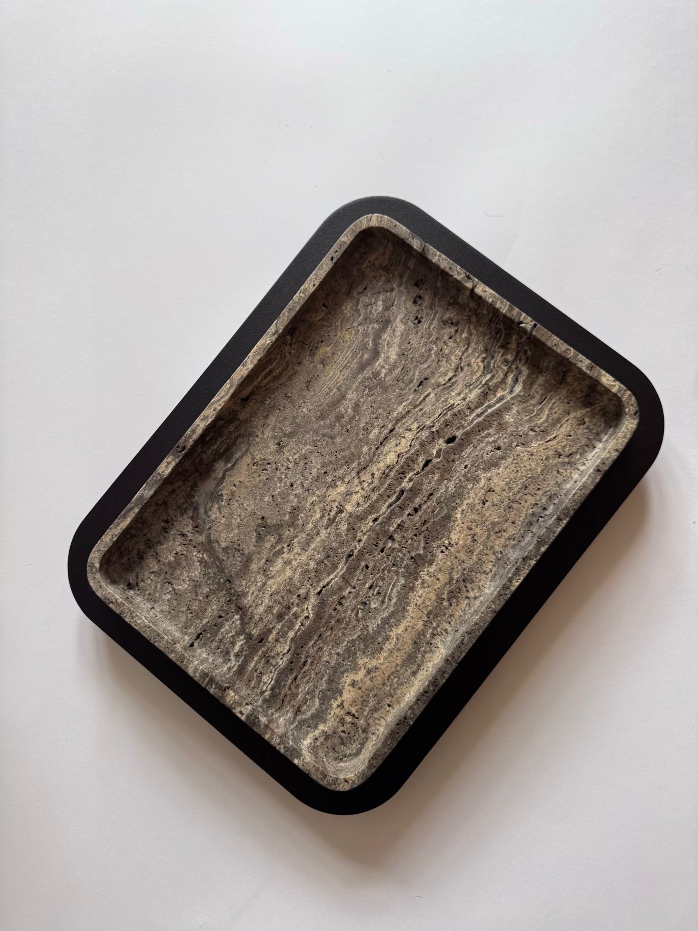 x Glenn Sestig Lloyd Tablett: Travertinmarmor mit brüniertem Bronzerahmen, rechteckig