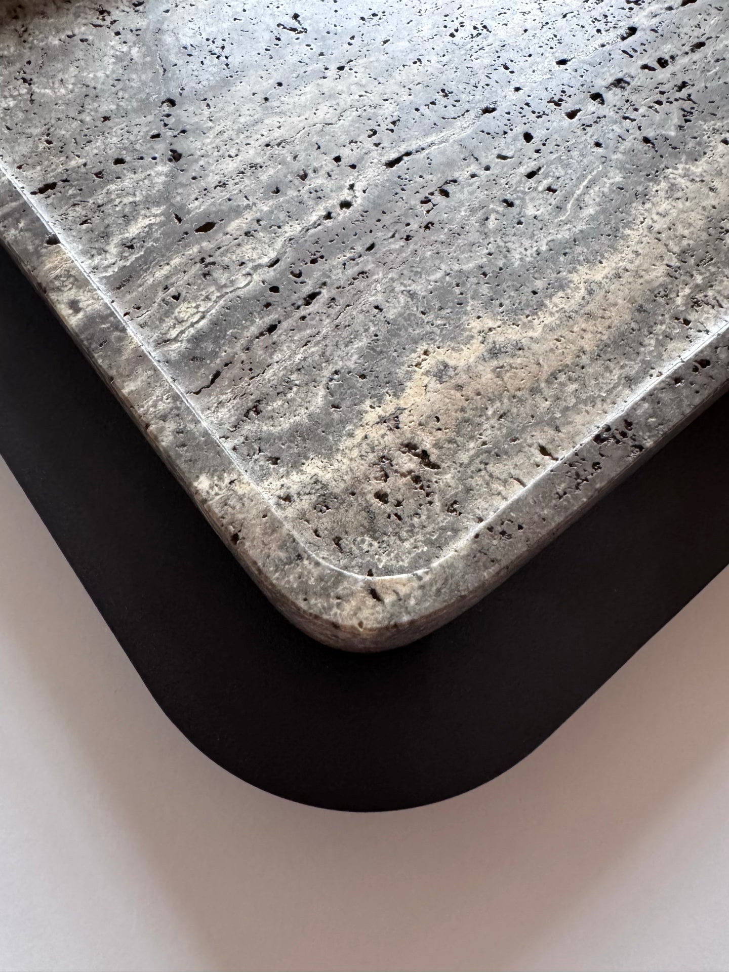 x Glenn Sestig Lloyd Tablett: Travertinmarmor mit brüniertem Bronzerahmen, rechteckig