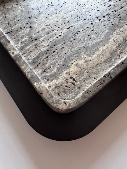 x Glenn Sestig Lloyd Tablett: Travertinmarmor mit brüniertem Bronzerahmen, rechteckig