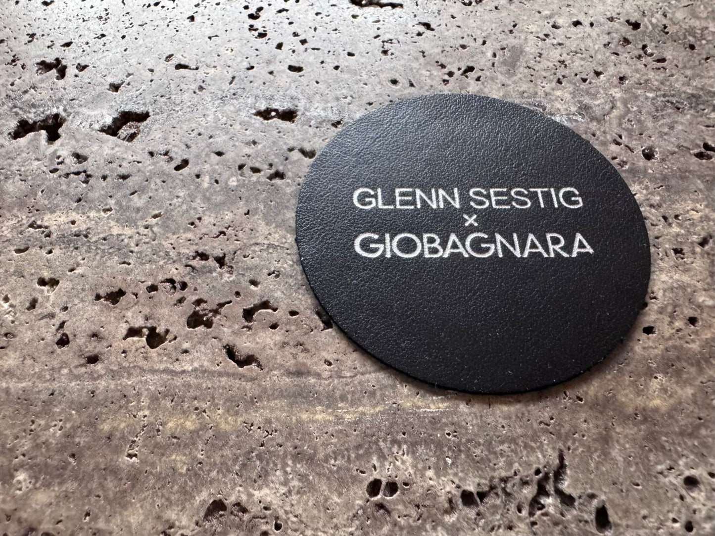 x Glenn Sestig Lloyd Tablett: Travertinmarmor mit brüniertem Bronzerahmen, rechteckig