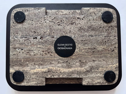 x Glenn Sestig Lloyd Tablett: Travertinmarmor mit brüniertem Bronzerahmen, rechteckig