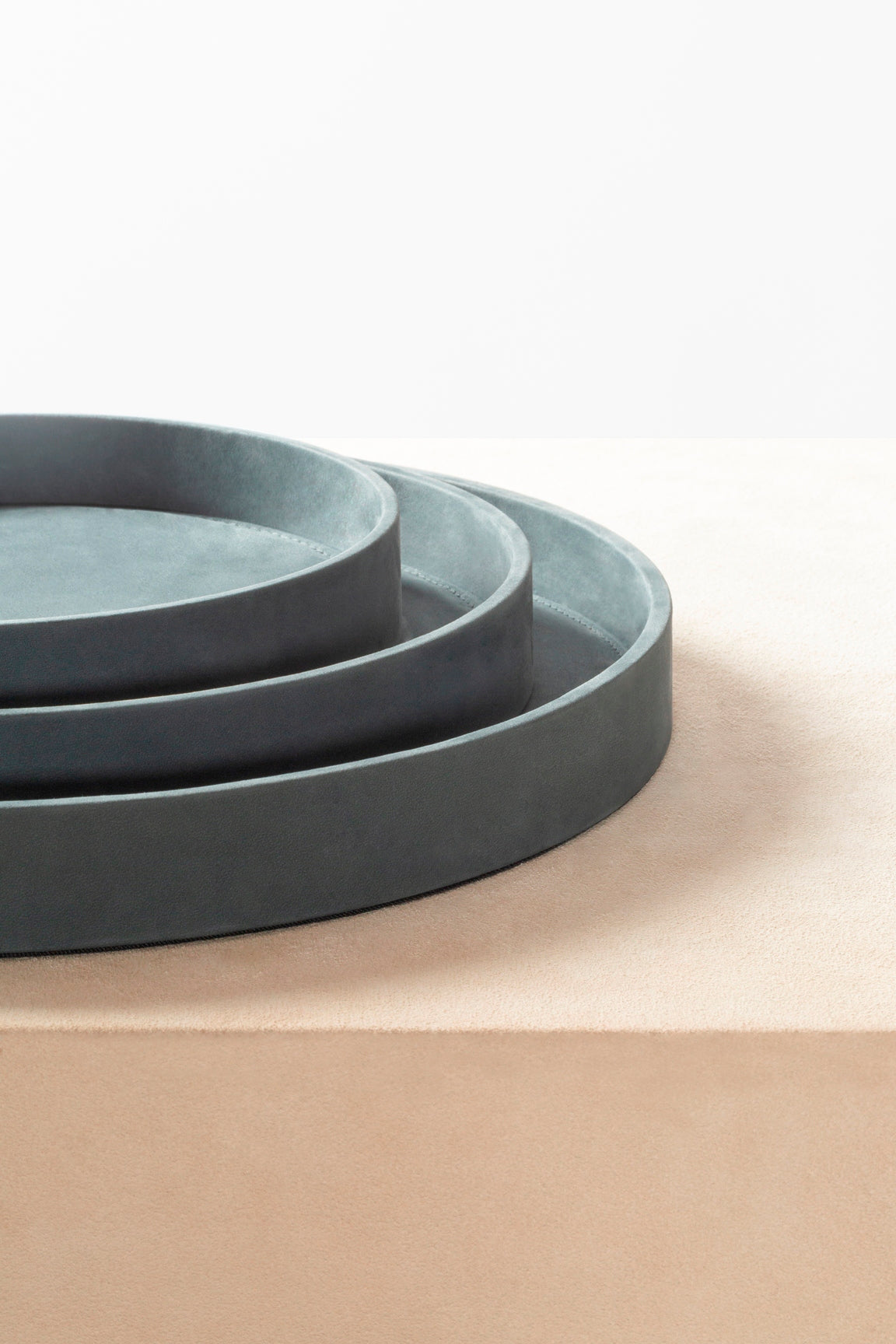 Riviere Dama Round Valet Tray | Leather-Covered Wood Structure | Soft Upholstered Surface | Dama Collection | Designed by Nicola Gallizia | Formal Rigor with Precise Details | Craftsmanship of Unparalleled Excellence