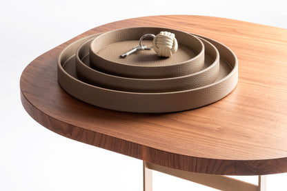 Riviere Dama Round Valet Tray | Leather-Covered Wood Structure | Soft Upholstered Surface | Dama Collection | Designed by Nicola Gallizia | Formal Rigor with Precise Details | Craftsmanship of Unparalleled Excellence