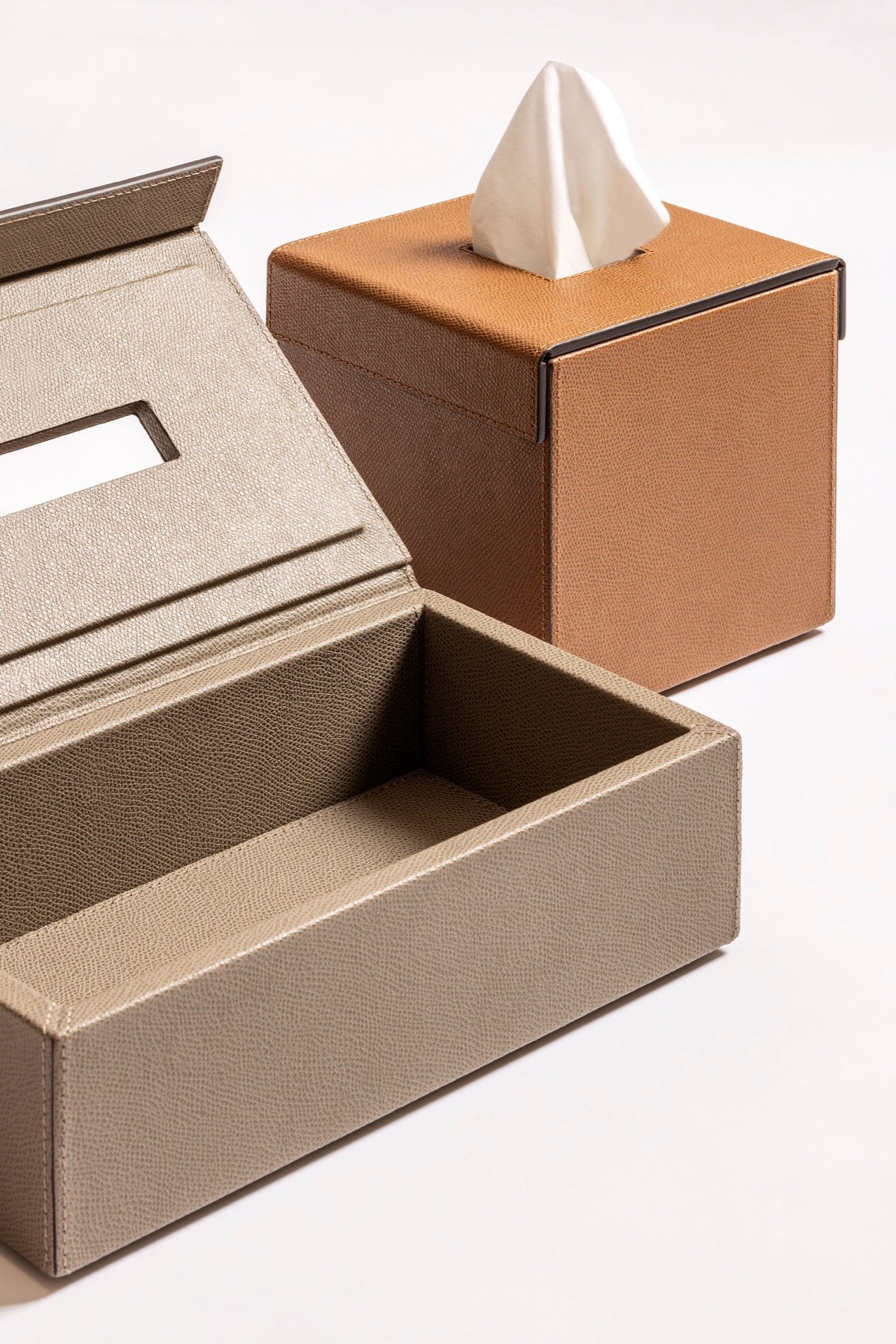 Giobagnara | Parma Magnetic Tissue Holder: Leather tissue box with hinged magnetic lid | Bathroom / Tissue Holders | 2Jour Concierge, your luxury lifestyle shop | premium bathroom accessories for refined interiors and hospitality use