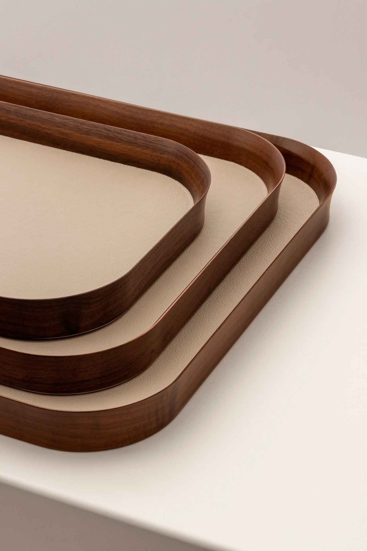 Giobagnara | Rectangular Tray Pelle Frau®: Walnut wood tray with leather inlay in multiple sizes | Serveware & Hospitality / Trays | 2Jour Concierge | luxury serving trays and tabletop accessories