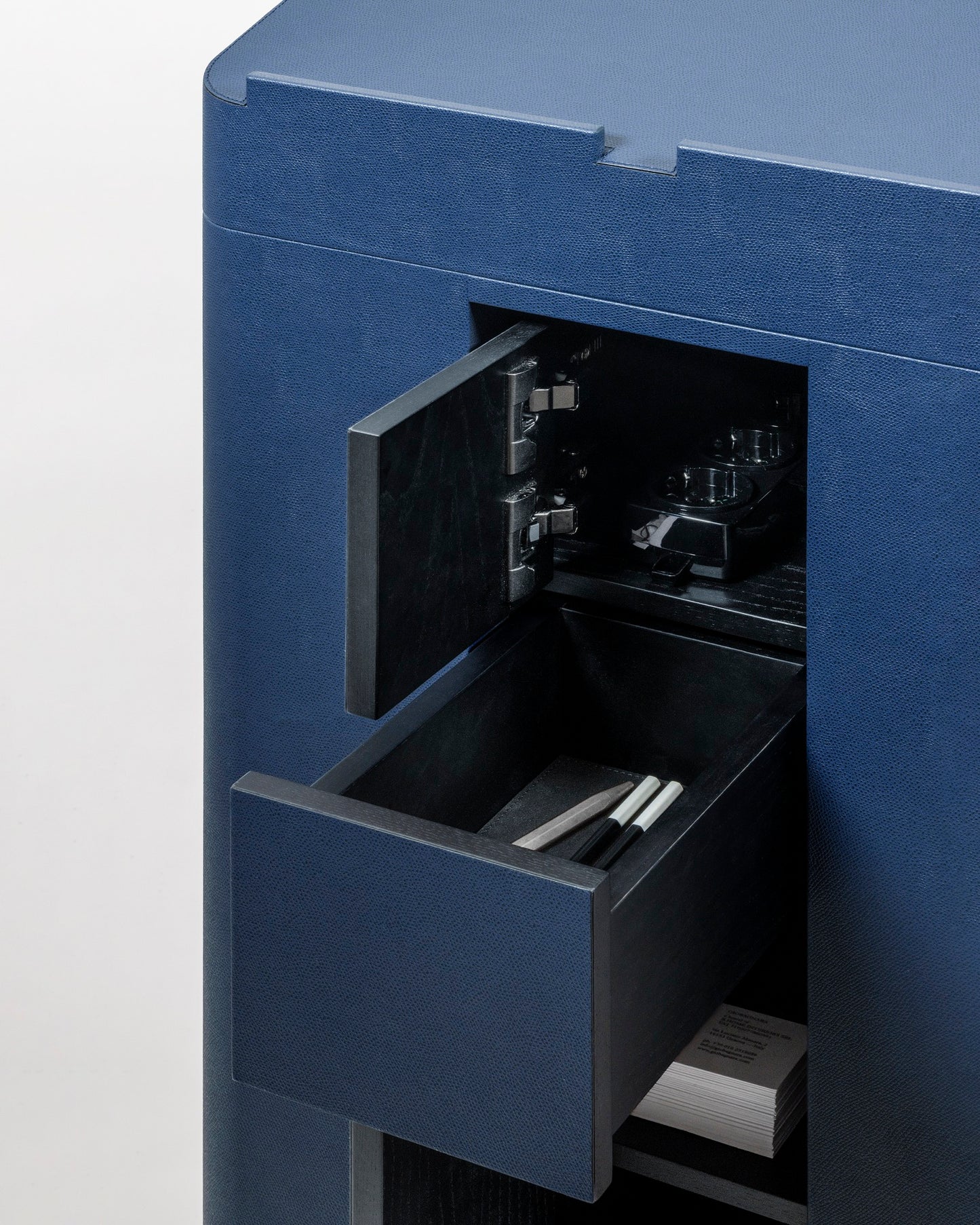 Glenn Sestig × Giobagnara | Lloyd Multipurpose Stand: Leather exterior with wengé interior,
integrated electrical socket, drawer, adjustable shelves, omni-directional wheels | Home & Studio |
2Jour Concierge, your luxury lifestyle shop | luxury multipurpose stand, Glenn Sestig Giobagnara
Lloyd, leather stand on wheels, Italian designer stand, mobile work station, luxury event furniture