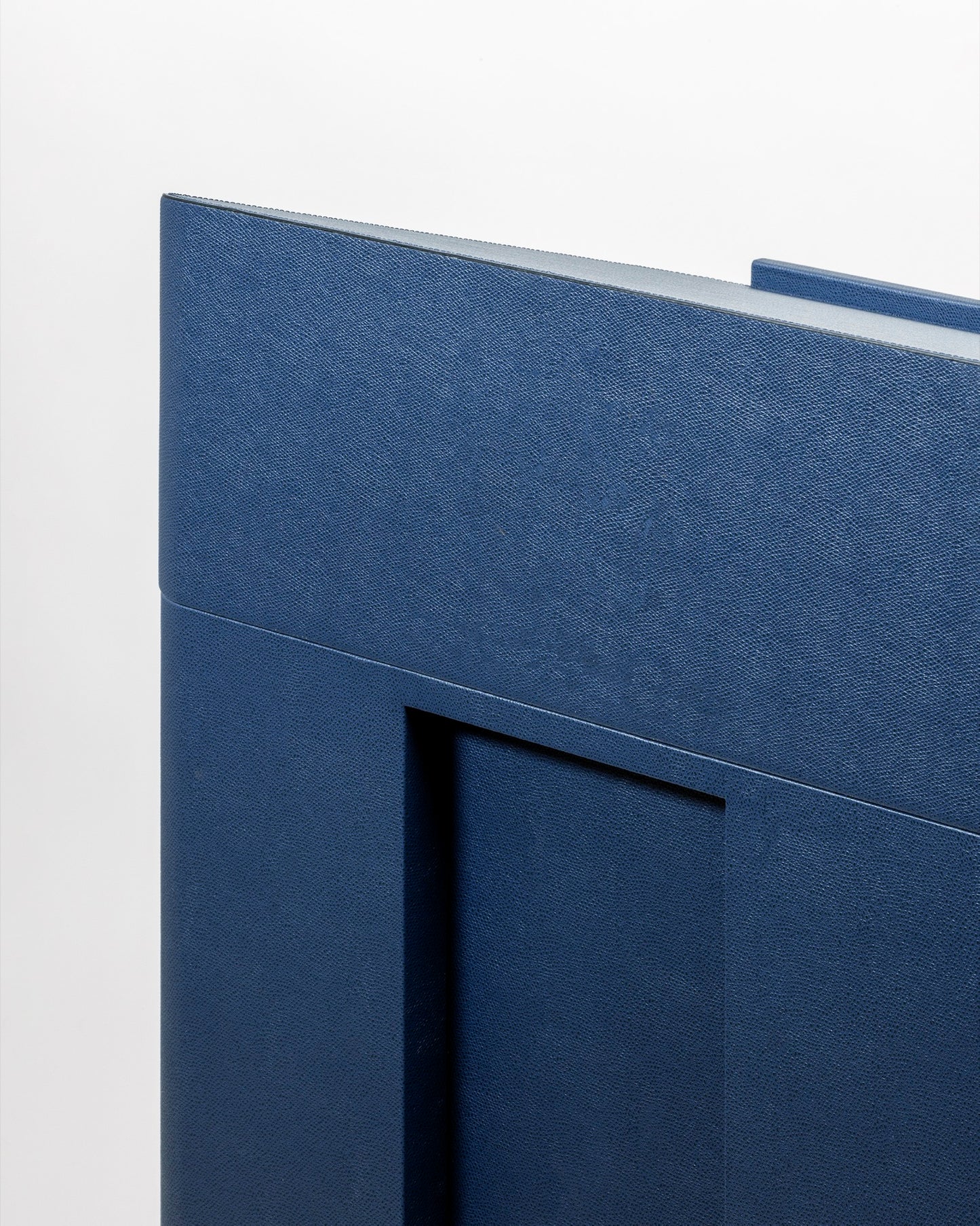 Glenn Sestig × Giobagnara | Lloyd Multipurpose Stand: Leather exterior with wengé interior,
integrated electrical socket, drawer, adjustable shelves, omni-directional wheels | Home & Studio |
2Jour Concierge, your luxury lifestyle shop | luxury multipurpose stand, Glenn Sestig Giobagnara
Lloyd, leather stand on wheels, Italian designer stand, mobile work station, luxury event furniture