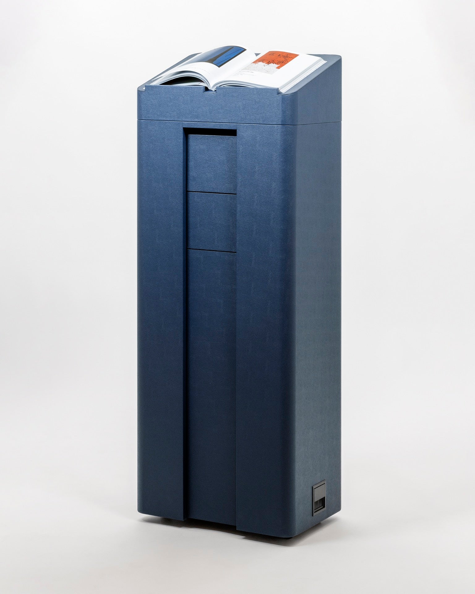 Glenn Sestig × Giobagnara | Lloyd Multipurpose Stand: Leather exterior with wengé interior,
integrated electrical socket, drawer, adjustable shelves, omni-directional wheels | Home & Studio |
2Jour Concierge, your luxury lifestyle shop | luxury multipurpose stand, Glenn Sestig Giobagnara
Lloyd, leather stand on wheels, Italian designer stand, mobile work station, luxury event furniture
