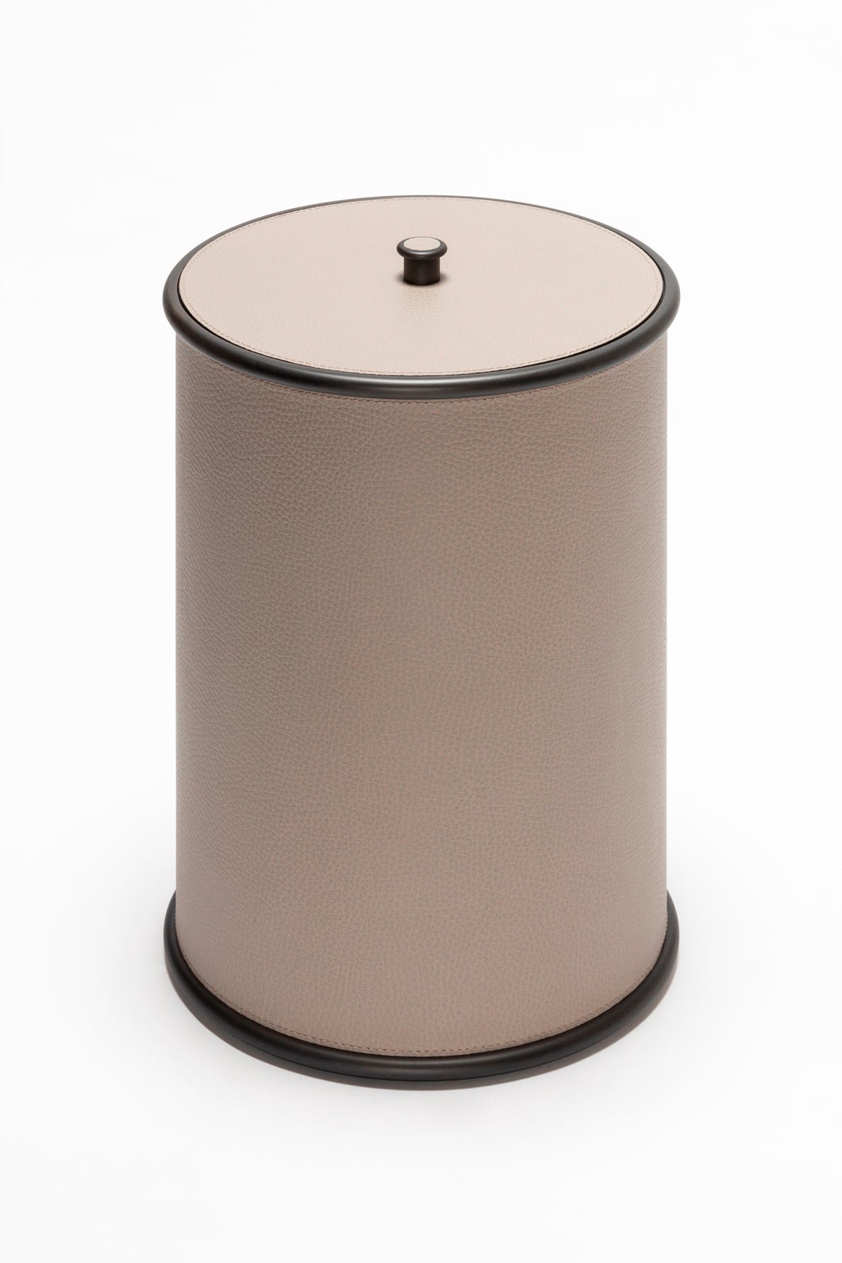 Giobagnara Ravello bin with lid | Part of the minimal Ravello bathroom collection | Cylindrical metal structure partially covered in velvety Italian leather | Features smooth rounded edges and a removable inner plexiglass container | Finished with polished chrome, brushed bronze, or brushed brass | Non-slip waterproof rubber base for practical elegance | Bathroom accessories | 2Jour Concierge, your luxury lifestyle shop