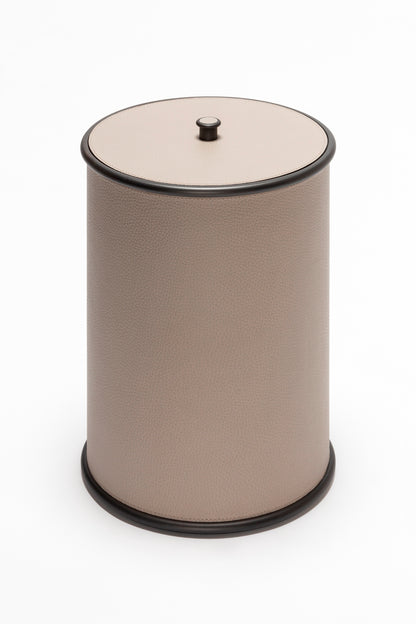 Giobagnara Ravello bin with lid | Part of the minimal Ravello bathroom collection | Cylindrical metal structure partially covered in velvety Italian leather | Features smooth rounded edges and a removable inner plexiglass container | Finished with polished chrome, brushed bronze, or brushed brass | Non-slip waterproof rubber base for practical elegance | Bathroom accessories | 2Jour Concierge, your luxury lifestyle shop