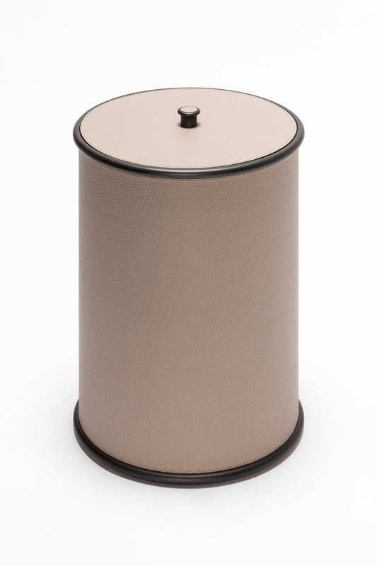 Giobagnara Ravello bin with lid | Part of the minimal Ravello bathroom collection | Cylindrical metal structure partially covered in velvety Italian leather | Features smooth rounded edges and a removable inner plexiglass container | Finished with polished chrome, brushed bronze, or brushed brass | Non-slip waterproof rubber base for practical elegance | Bathroom accessories | 2Jour Concierge, your luxury lifestyle shop