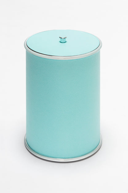 Giobagnara Ravello bin with lid | Part of the minimal Ravello bathroom collection | Cylindrical metal structure partially covered in velvety Italian leather | Features smooth rounded edges and a removable inner plexiglass container | Finished with polished chrome, brushed bronze, or brushed brass | Non-slip waterproof rubber base for practical elegance | Bathroom accessories | 2Jour Concierge, your luxury lifestyle shop