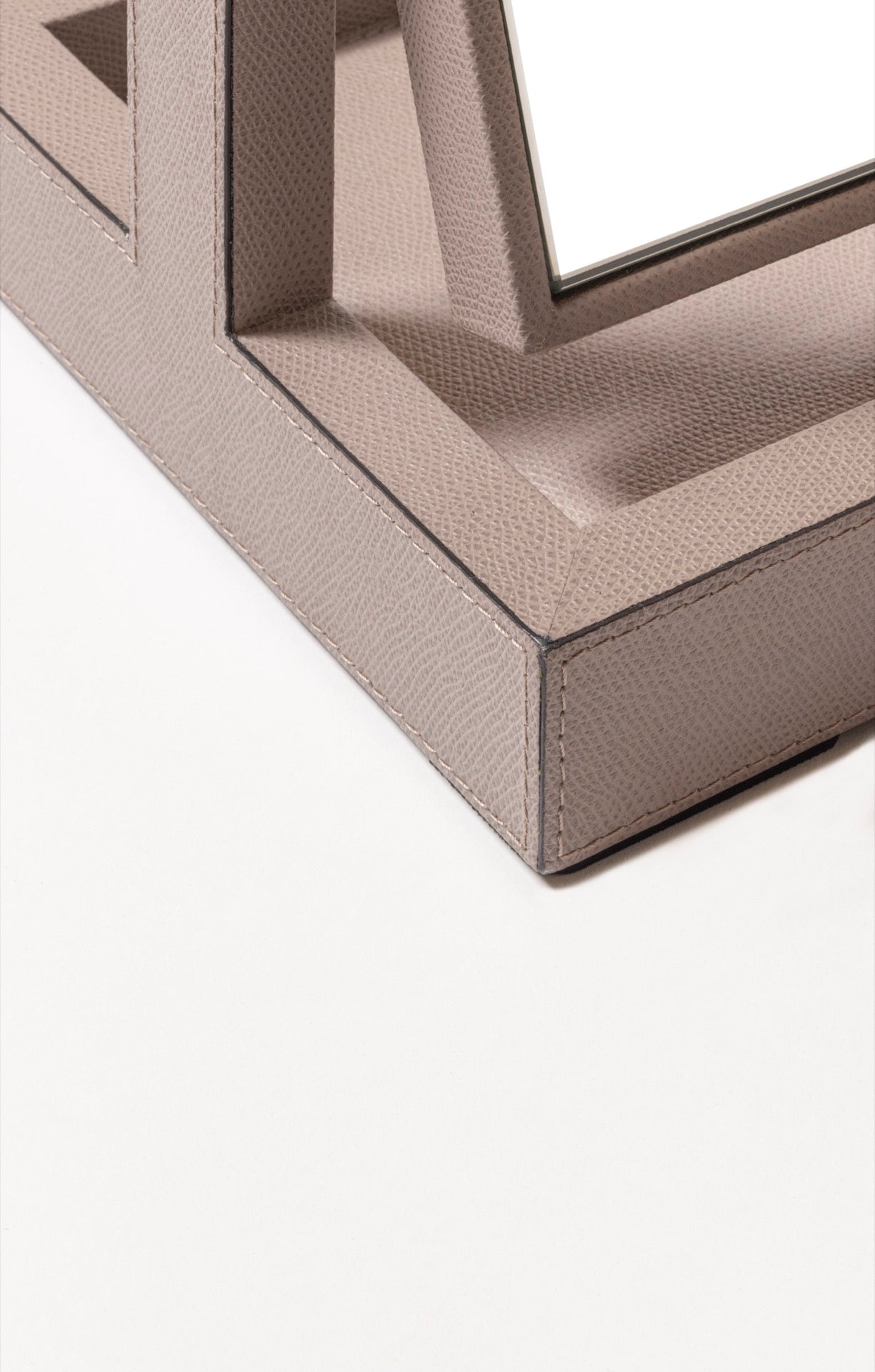 Giobagnara | Aurora Freestanding Mirror with Valet Tray: Leather-covered mirror with integrated tray and rotating structure | Bathroom / Freestanding Mirrors | 2Jour Concierge, your luxury lifestyle shop | premium dressing accessories for expensive interiors, bathrooms, and refined hospitality environments