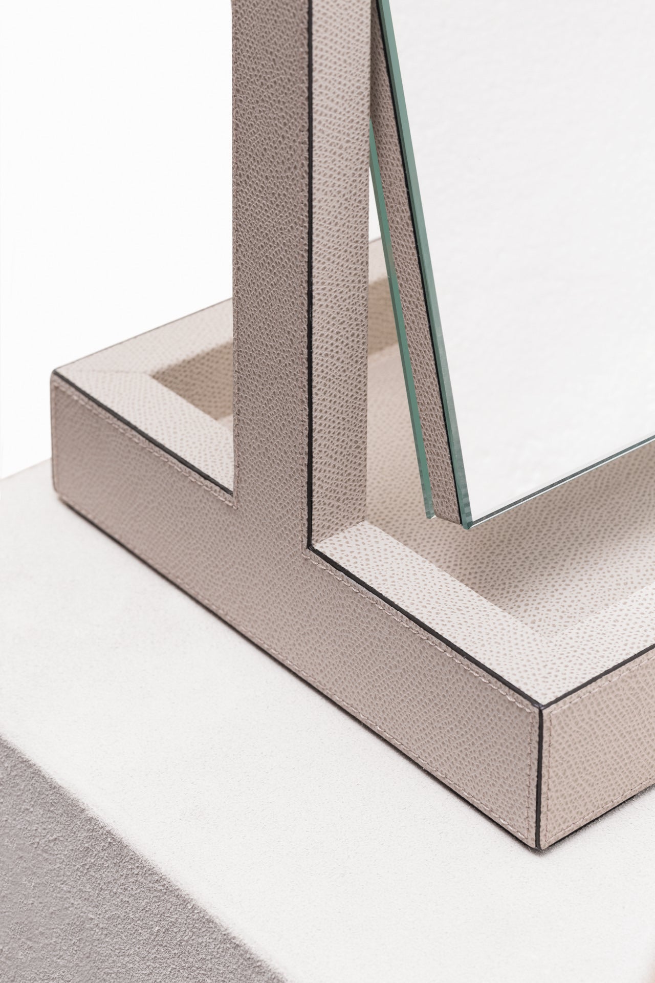 Giobagnara | Aurora Freestanding Mirror with Valet Tray: Leather-covered mirror with integrated tray and rotating structure | Bathroom / Freestanding Mirrors | 2Jour Concierge, your luxury lifestyle shop | premium dressing accessories for expensive interiors, bathrooms, and refined hospitality environments
