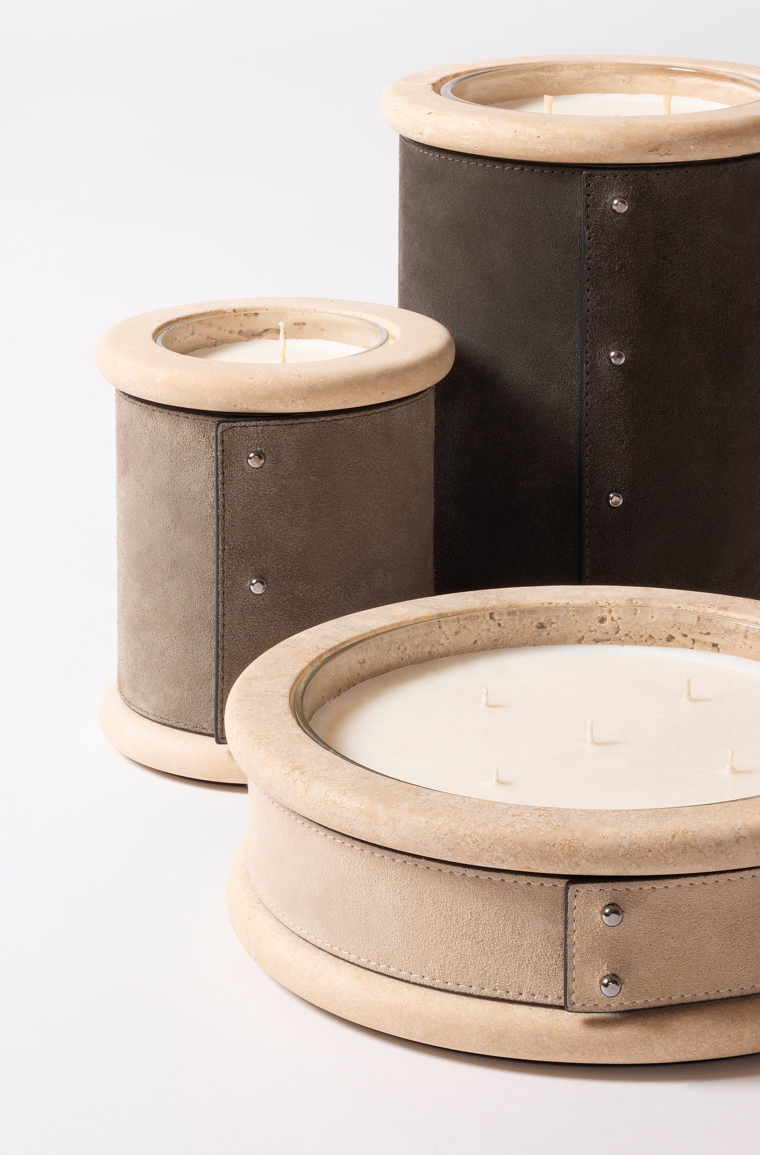 Giobagnara Ercolano leather & marble candle holder | Marble structure with removable wax candle and chrome-plated button details | Available in travertino marble | A refined blend of natural stone and luxury finishes | Home decor & candle holders | Versions: regular small (1 wick), low large (5 wicks), high large (3 wicks) | 2Jour Concierge, your luxury lifestyle shop