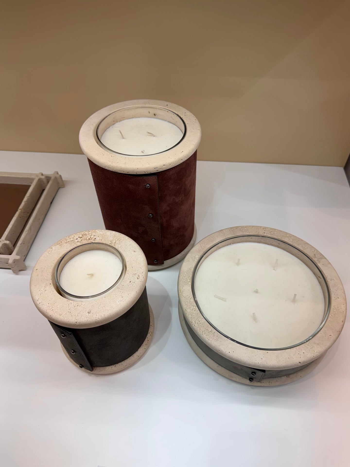 Giobagnara Ercolano leather & marble candle holder | Marble structure with removable wax candle and chrome-plated button details | Available in travertino marble | A refined blend of natural stone and luxury finishes | Home decor & candle holders | Versions: regular small (1 wick), low large (5 wicks), high large (3 wicks) | 2Jour Concierge, your luxury lifestyle shop