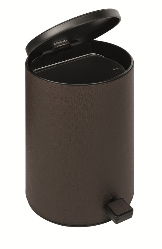 Giobagnara Jazz Leather-Covered Metal Pedal Bin With Removable Plastic Container | Elegant design featuring a leather-covered metal exterior | Equipped with a convenient pedal for hands-free operation | Includes a removable plastic container for easy cleaning | Discover luxury lifestyle accessories at 2Jour Concierge, #1 luxury high-end gift & lifestyle shop