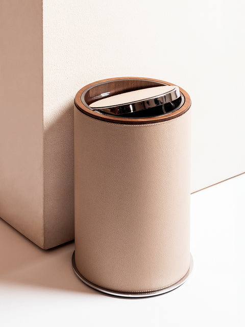 
Giobagnara Positano Round Bin With Tilting Lid | Partially leather-covered walnut wood structure with a metal base frame available in three finishes | Features a non-slip waterproof rubber base, removable metal tilting lid with leather insert, and plexiglass inner structure for easy cleaning | Home Decor and Storage | 2Jour Concierge, your luxury lifestyle shop