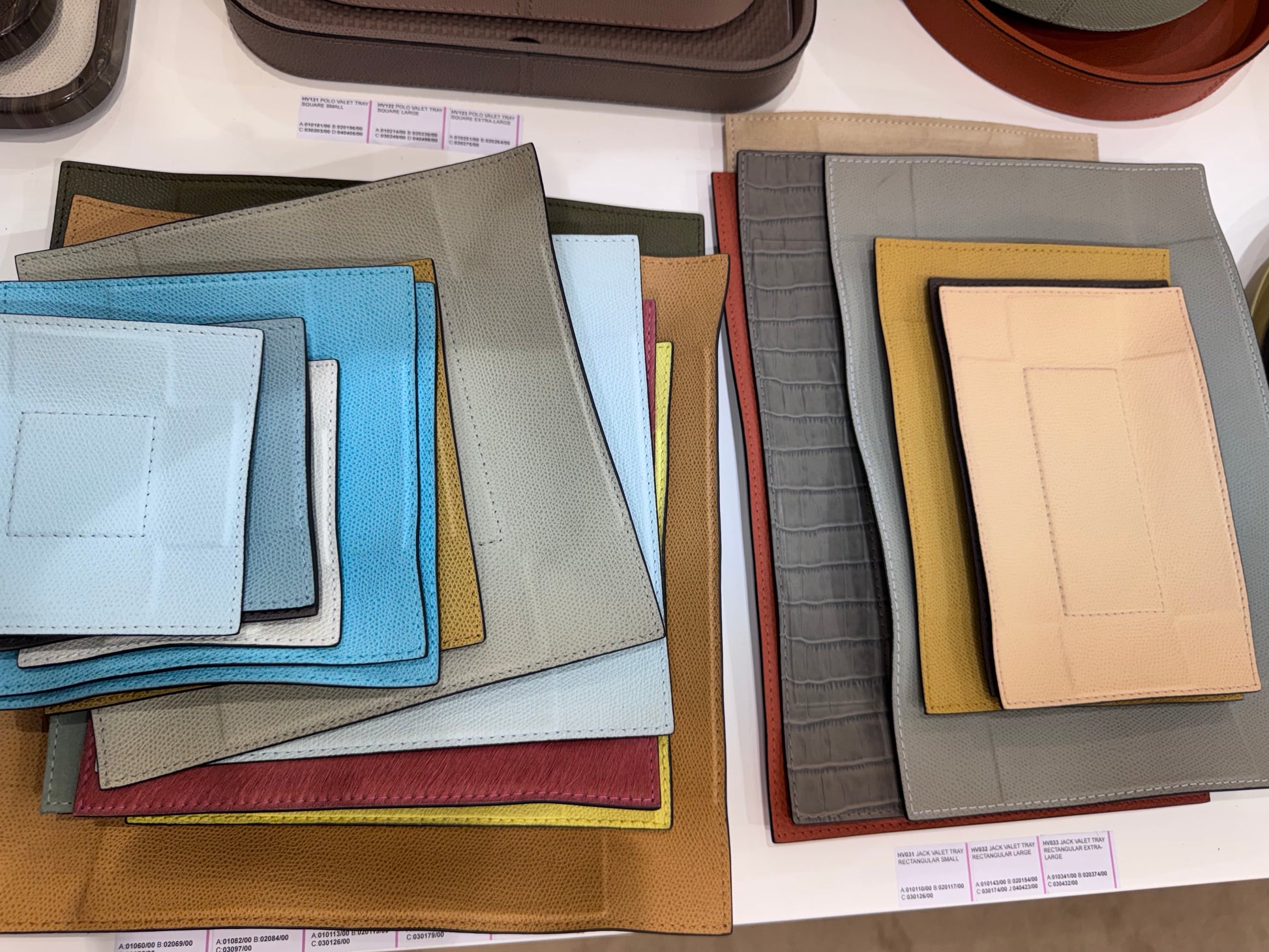 Giobagnara | Jack Valet Tray: Leather-covered metal tray with structured base and adjustable corners | Decor / Valet Trays | 2Jour Concierge, your luxury lifestyle shop | refined interiors, office desks, bedside organization, travel accessories, contemporary essentials