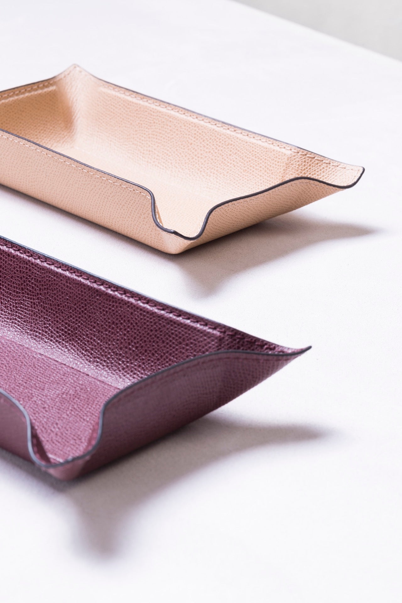 Giobagnara | Jack Valet Tray: Leather-covered metal tray with structured base and adjustable corners | Decor / Valet Trays | 2Jour Concierge, your luxury lifestyle shop | refined interiors, office desks, bedside organization, travel accessories, contemporary essentials