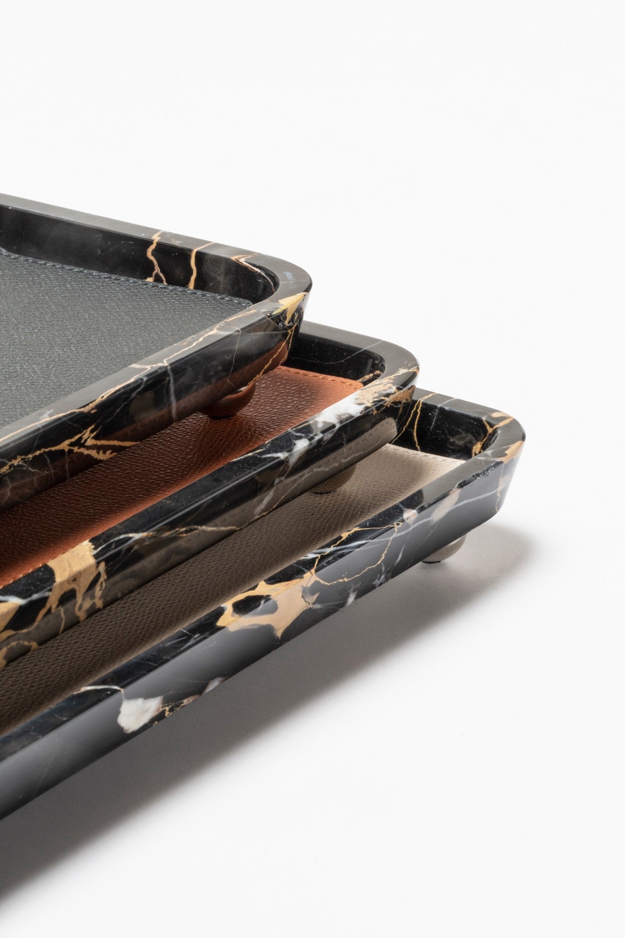 Giobagnara | Monza Leather & Marble Valet Tray: Marble structure with leather insert, available in various shapes and sizes | Decor / Valet Trays | 2Jour Concierge, your luxury lifestyle shop | Italian marble, refined organization, functional elegance, timeless design