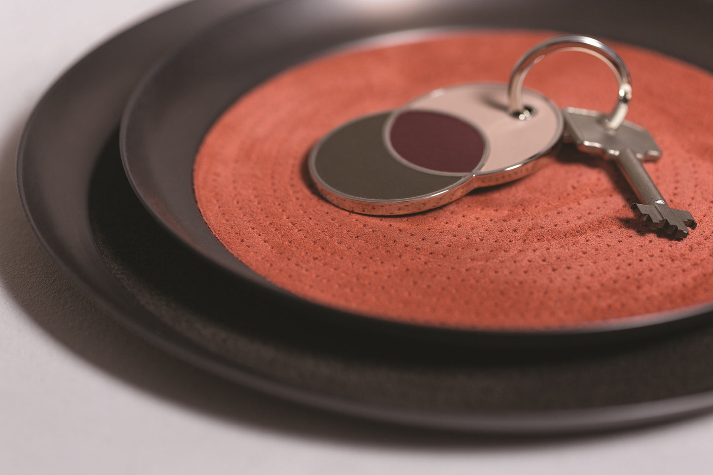 Basel Metal Valet Tray Round w Suede-Covered Inner Part