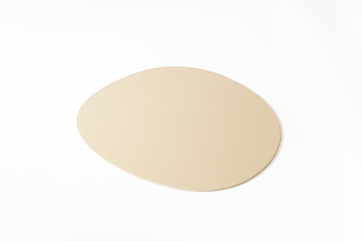 Giobagnara x Kelly Wearstler Maris Placemat Round | Crafted in premium all-leather, the Maris Round Placemat provides a touch of sophistication and functionality to any table setting | Elegant and durable | Dining Accessories | 2Jour Concierge, your luxury lifestyle shop