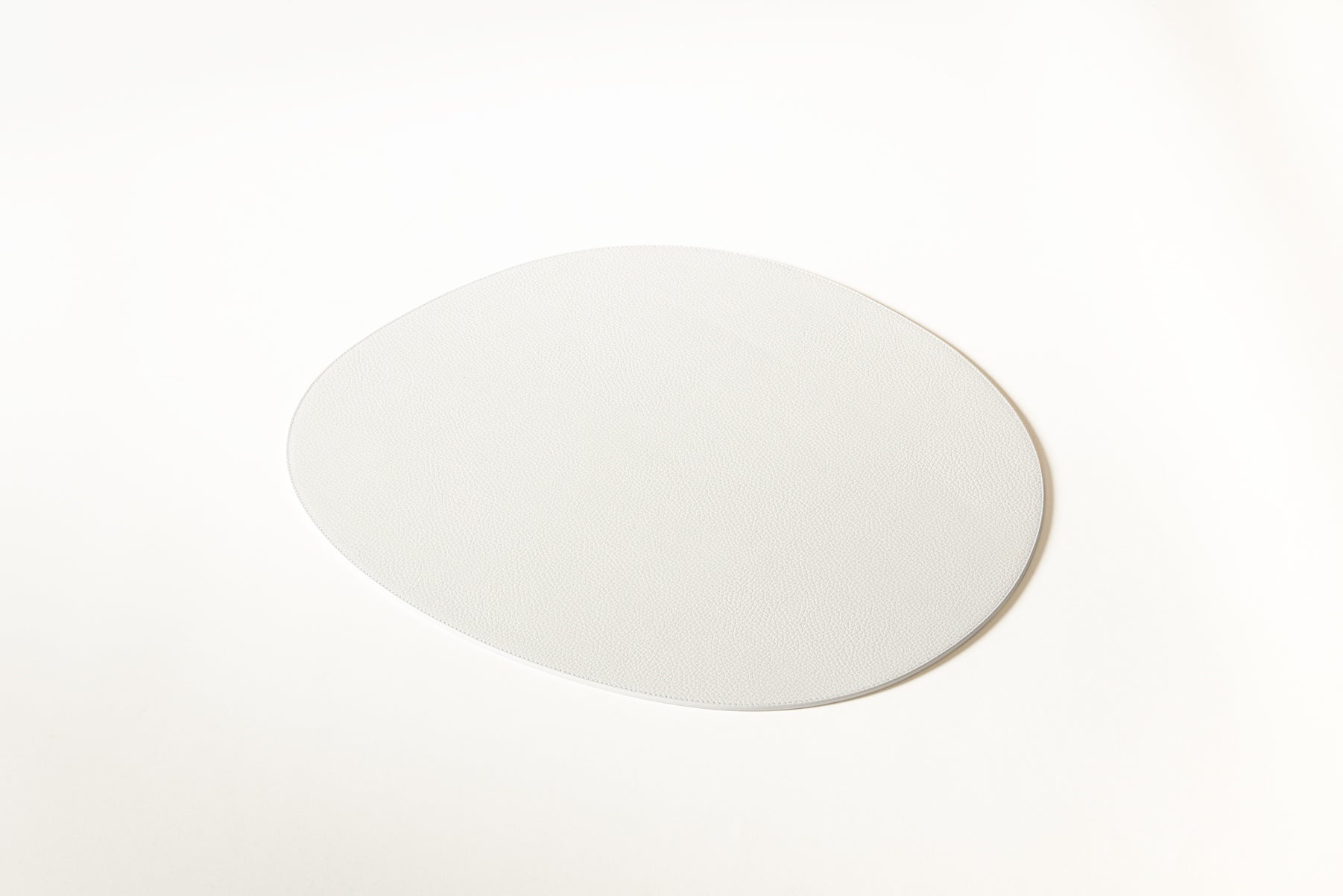 Giobagnara x Kelly Wearstler Maris Placemat Round | Crafted in premium all-leather, the Maris Round Placemat provides a touch of sophistication and functionality to any table setting | Elegant and durable | Dining Accessories | 2Jour Concierge, your luxury lifestyle shop