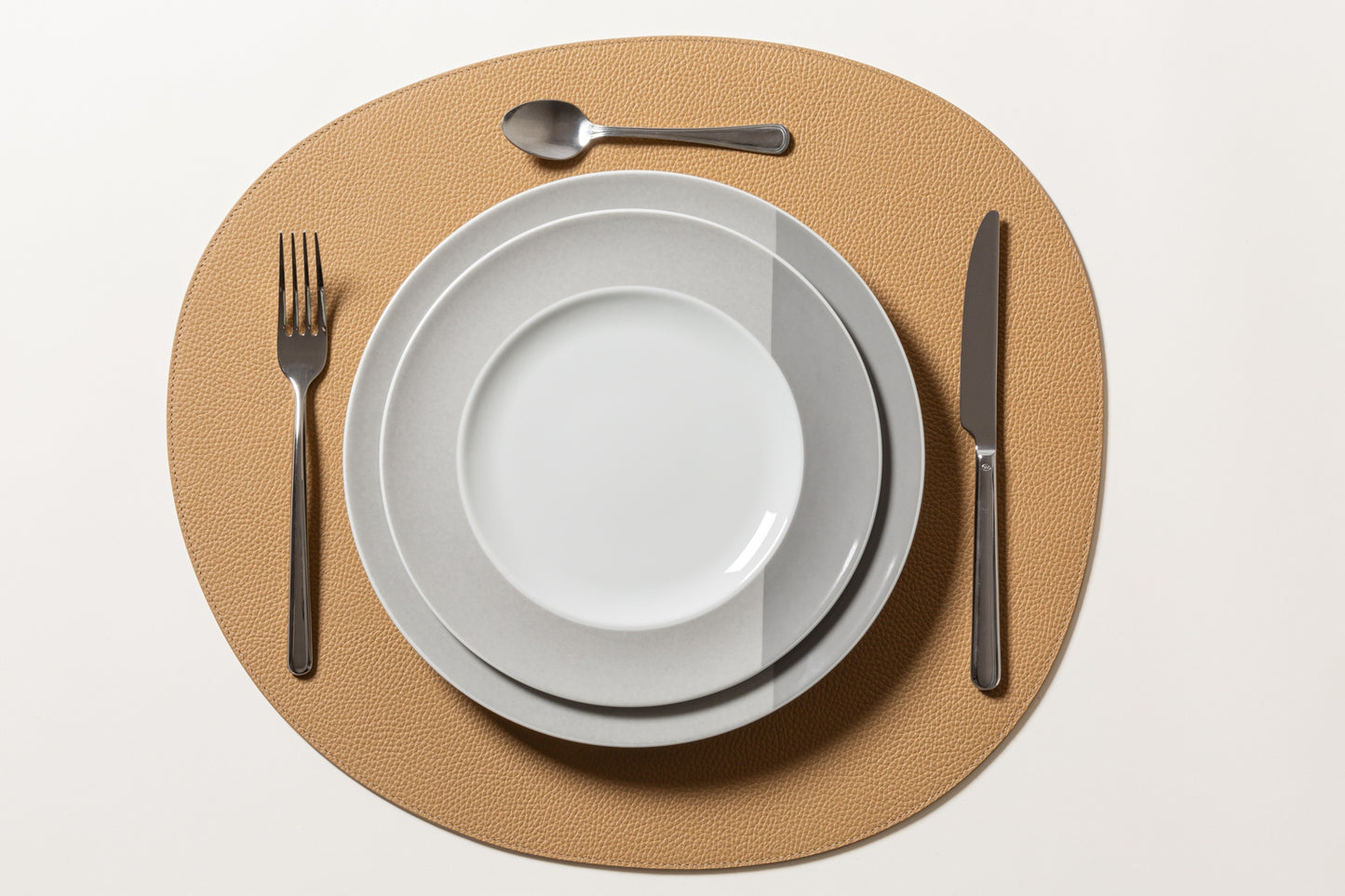 Giobagnara x Kelly Wearstler Maris Placemat Round | Crafted in premium all-leather, the Maris Round Placemat provides a touch of sophistication and functionality to any table setting | Elegant and durable | Dining Accessories | 2Jour Concierge, your luxury lifestyle shop