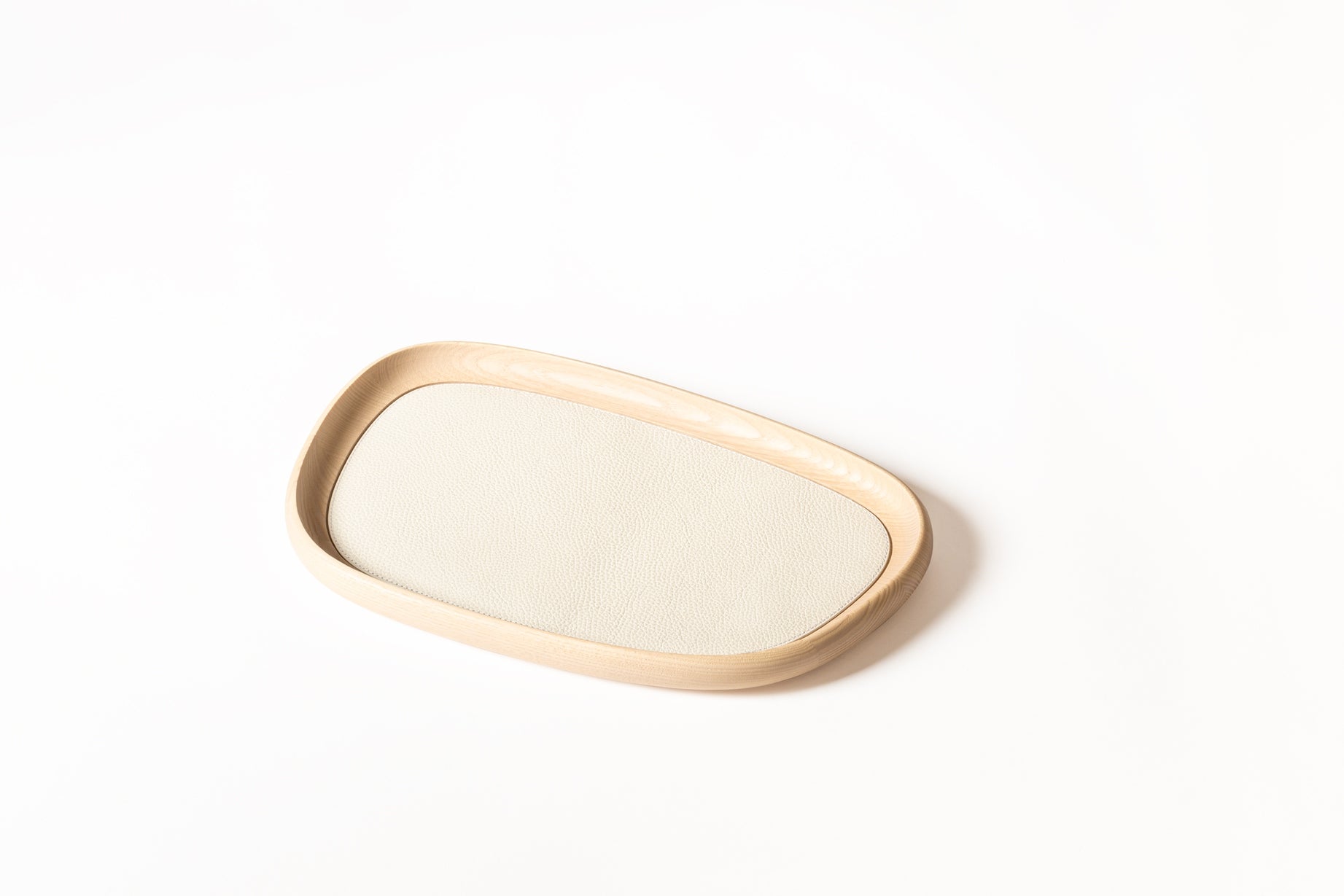 Giobagnara x Kelly Wearstler Maris Wood Stacking Tray Rectangular
Wooden trays with removable leather inlay, available in natural or wenge finish. | Functional and stylish | Home Accessories | 2Jour Concierge, your luxury lifestyle shop