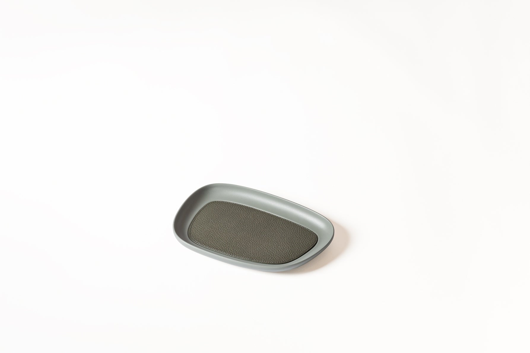 Giobagnara x Kelly Wearstler Maris Cast Aluminium Stacking Tray Rectangular
Sandblasted aluminium trays with removable leather inlay and a non-slip waterproof rubber base. | Sleek and durable | Home Accessories | 2Jour Concierge, your luxury lifestyle shop