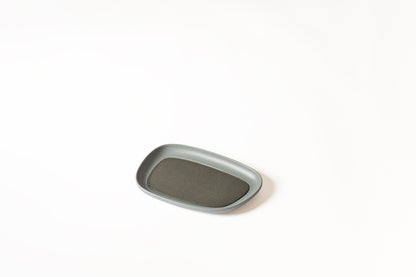 Giobagnara x Kelly Wearstler Maris Cast Aluminium Stacking Tray Rectangular
Sandblasted aluminium trays with removable leather inlay and a non-slip waterproof rubber base. | Sleek and durable | Home Accessories | 2Jour Concierge, your luxury lifestyle shop