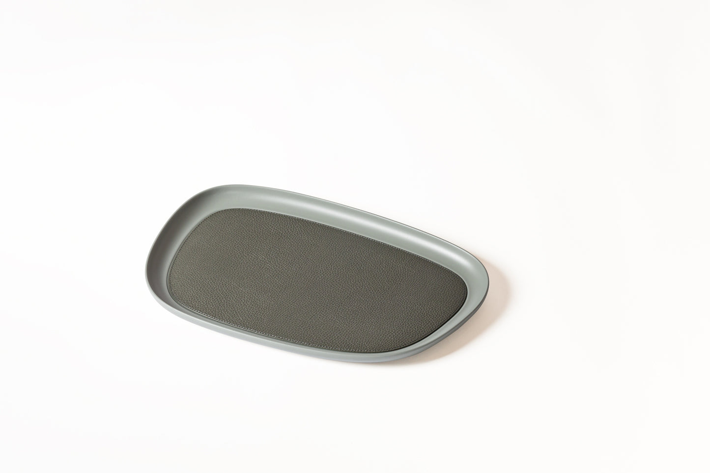 Giobagnara x Kelly Wearstler Maris Cast Aluminium Stacking Tray Rectangular
Sandblasted aluminium trays with removable leather inlay and a non-slip waterproof rubber base. | Sleek and durable | Home Accessories | 2Jour Concierge, your luxury lifestyle shop