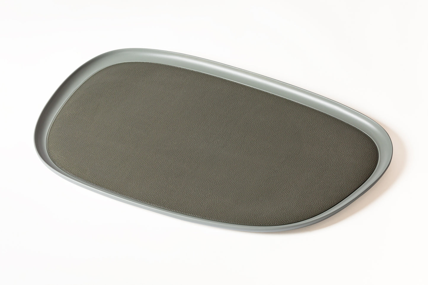 Giobagnara x Kelly Wearstler Maris Cast Aluminium Stacking Tray Rectangular
Sandblasted aluminium trays with removable leather inlay and a non-slip waterproof rubber base. | Sleek and durable | Home Accessories | 2Jour Concierge, your luxury lifestyle shop