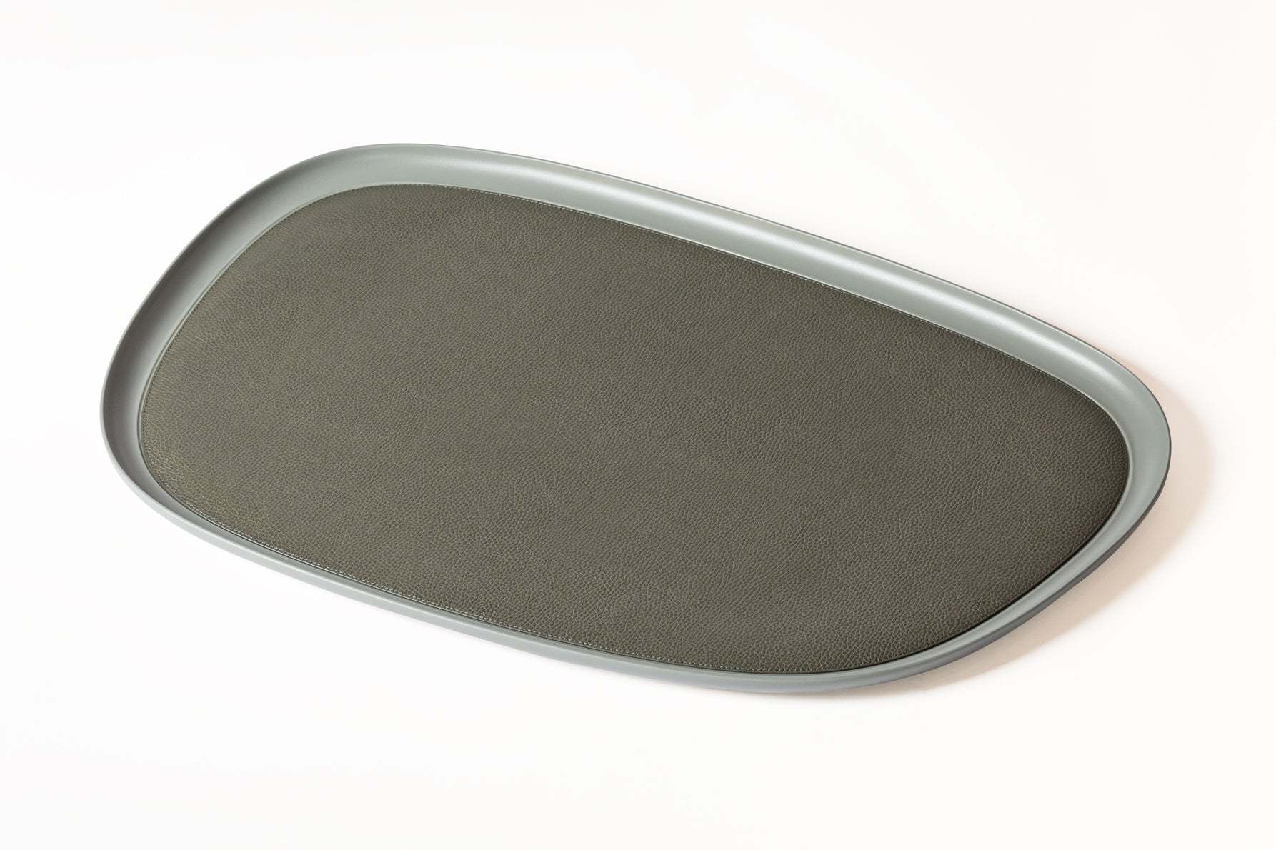 Giobagnara x Kelly Wearstler Maris Cast Aluminium Stacking Tray Rectangular
Sandblasted aluminium trays with removable leather inlay and a non-slip waterproof rubber base. | Sleek and durable | Home Accessories | 2Jour Concierge, your luxury lifestyle shop