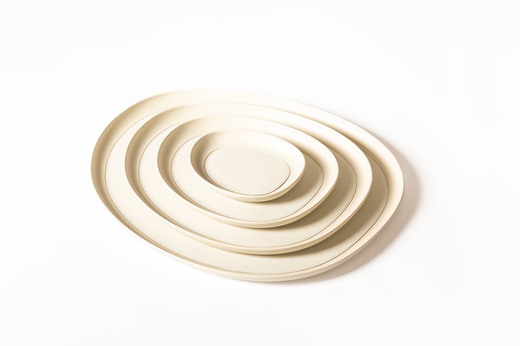 Giobagnara x Kelly Wearstler Maris Cast Aluminium Stacking Tray Round
Round sandblasted aluminium trays featuring a removable leather inlay and non-slip waterproof rubber base. | Modern and practical | Home Accessories | 2Jour Concierge, your luxury lifestyle shop