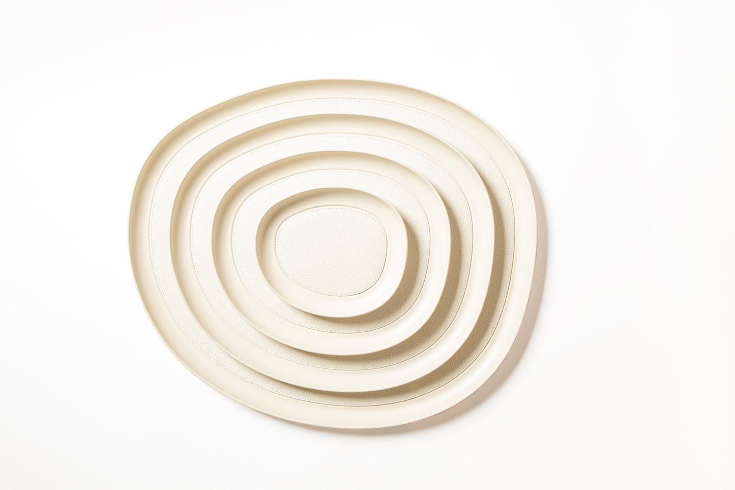 Giobagnara x Kelly Wearstler Maris Cast Aluminium Stacking Tray Round
Round sandblasted aluminium trays featuring a removable leather inlay and non-slip waterproof rubber base. | Modern and practical | Home Accessories | 2Jour Concierge, your luxury lifestyle shop