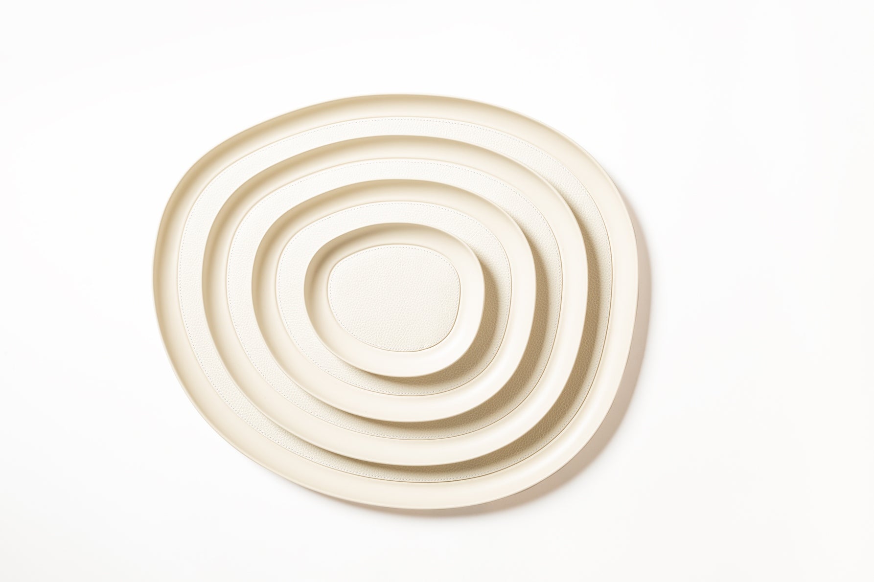 Giobagnara x Kelly Wearstler Maris Cast Aluminium Stacking Tray Round
Round sandblasted aluminium trays featuring a removable leather inlay and non-slip waterproof rubber base. | Modern and practical | Home Accessories | 2Jour Concierge, your luxury lifestyle shop