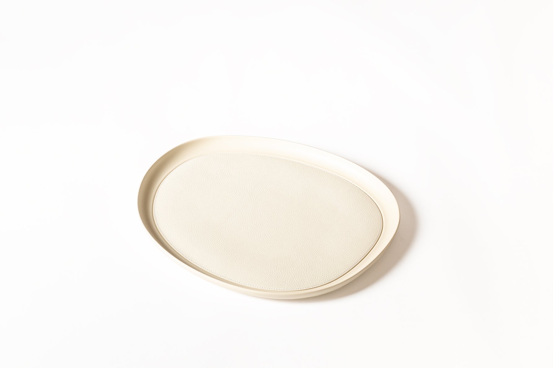 Giobagnara x Kelly Wearstler Maris Cast Aluminium Stacking Tray Round
Round sandblasted aluminium trays featuring a removable leather inlay and non-slip waterproof rubber base. | Modern and practical | Home Accessories | 2Jour Concierge, your luxury lifestyle shop