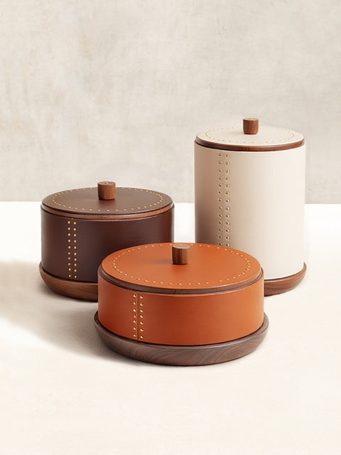 Rabitti 1969 by Giobagnara | Toiles de Noyer Walnut Wood and Saddle Leather Round Trinket Box N°1: Round trinket box in walnut wood and saddle leather with golden tacks, three sizes | Decor | 2Jour Concierge, your luxury lifestyle shop | luxury trinket box, Rabitti 1969, Toiles de Noyer, walnut wood saddle leather box, golden tack detail, Italian luxury decor, designer trinket box, Giobagnara leather box