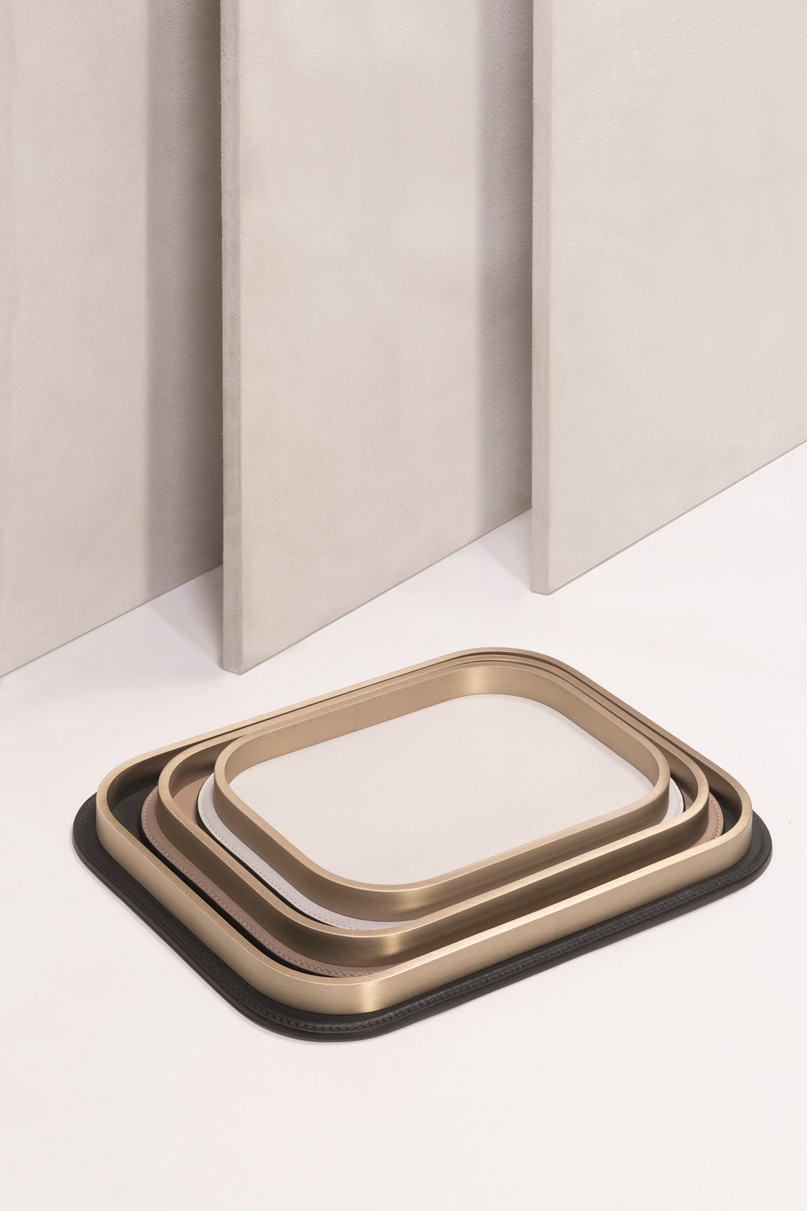 Regis Valet Tray by Giobagnara | Leather-covered metal base with metal frame | Available in three metal finishes | Shapes: square, rectangular, round, long rounded | Home Decor and Serveware | 2Jour Concierge, your luxury lifestyle shop







