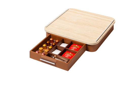 Giobagnara Saint-Germain coffee and tea drawer organizer – marble | Elegant drawer organizer for Nespresso classic capsules and tea bags | Leather-covered wood structure with metal inserts in three finishes | Top in luxurious marble, available in classic travertine or arabescato white | Inner walnut wood partitions hold coffee spoons, sugar, 10 capsules, and tea bags | Custom sizes available on request | Coffee accessories | 2Jour Concierge, your luxury lifestyle shop