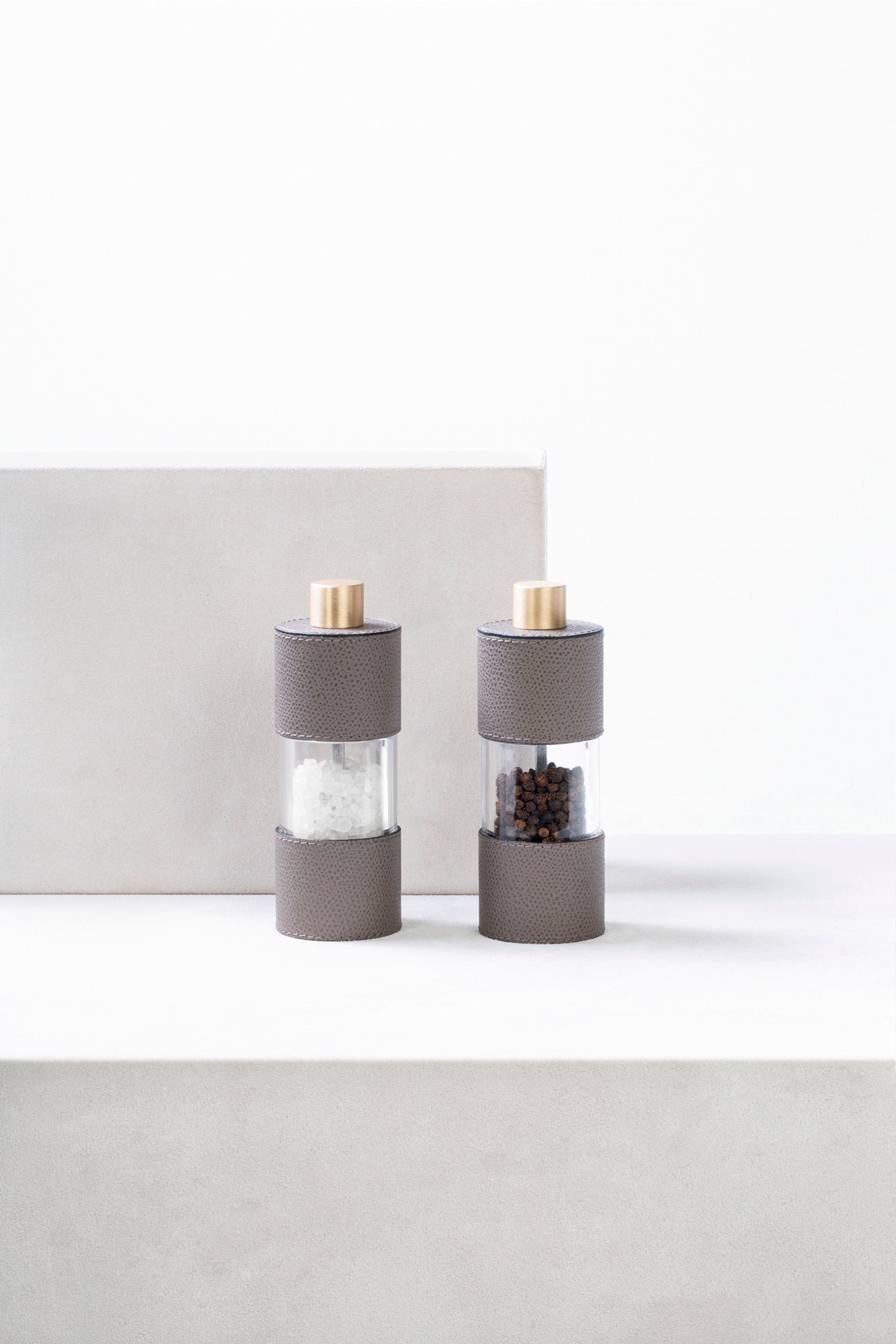 Giobagnara Otello Manual Low Salt Mill | Leather-covered stainless steel structure with a metal knob and special ceramic grinder, offering continuous adjustment from fine to coarse for precision salt grinding | Serveware & Accessories / Kitchen Tools | 2Jour Concierge, your luxury lifestyle shop