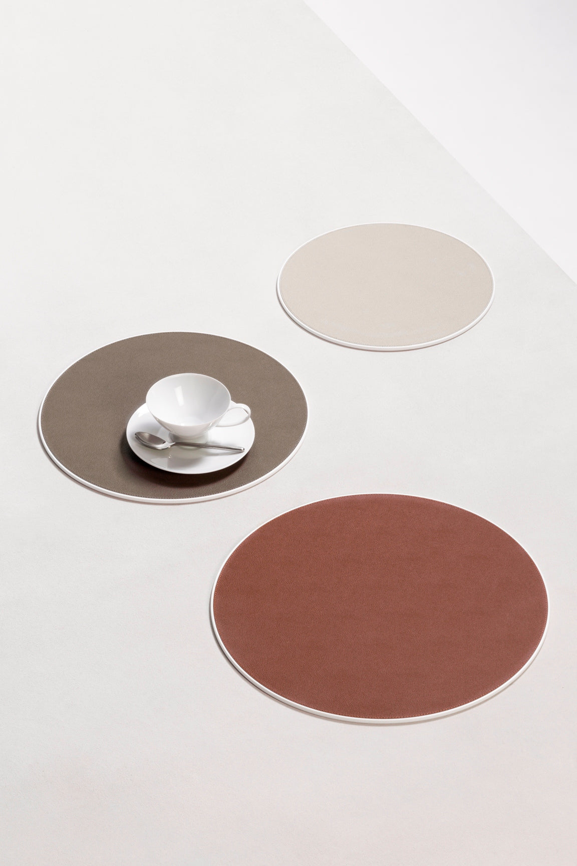 Sirmione Placemat by Giobagnara | White Corian® with leather insert | Fresh and modern look | High functionality and aesthetic performance | Tableware and Accessories | 2Jour Concierge, your luxury lifestyle shop