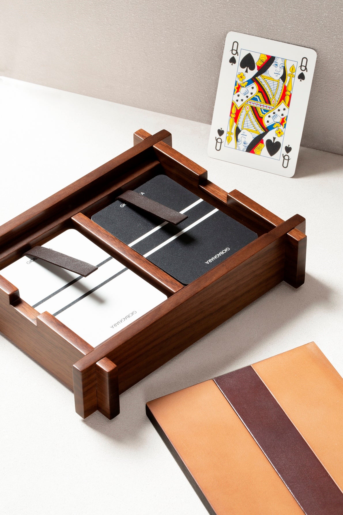 Giobagnara Structura Playing Card Holder | Walnut wood structure with sole leather cover featuring an engraved decorative stripe | Solid yet light design with a vintage look that ages gracefully | Games and Entertainment | 2Jour Concierge, your luxury lifestyle shop