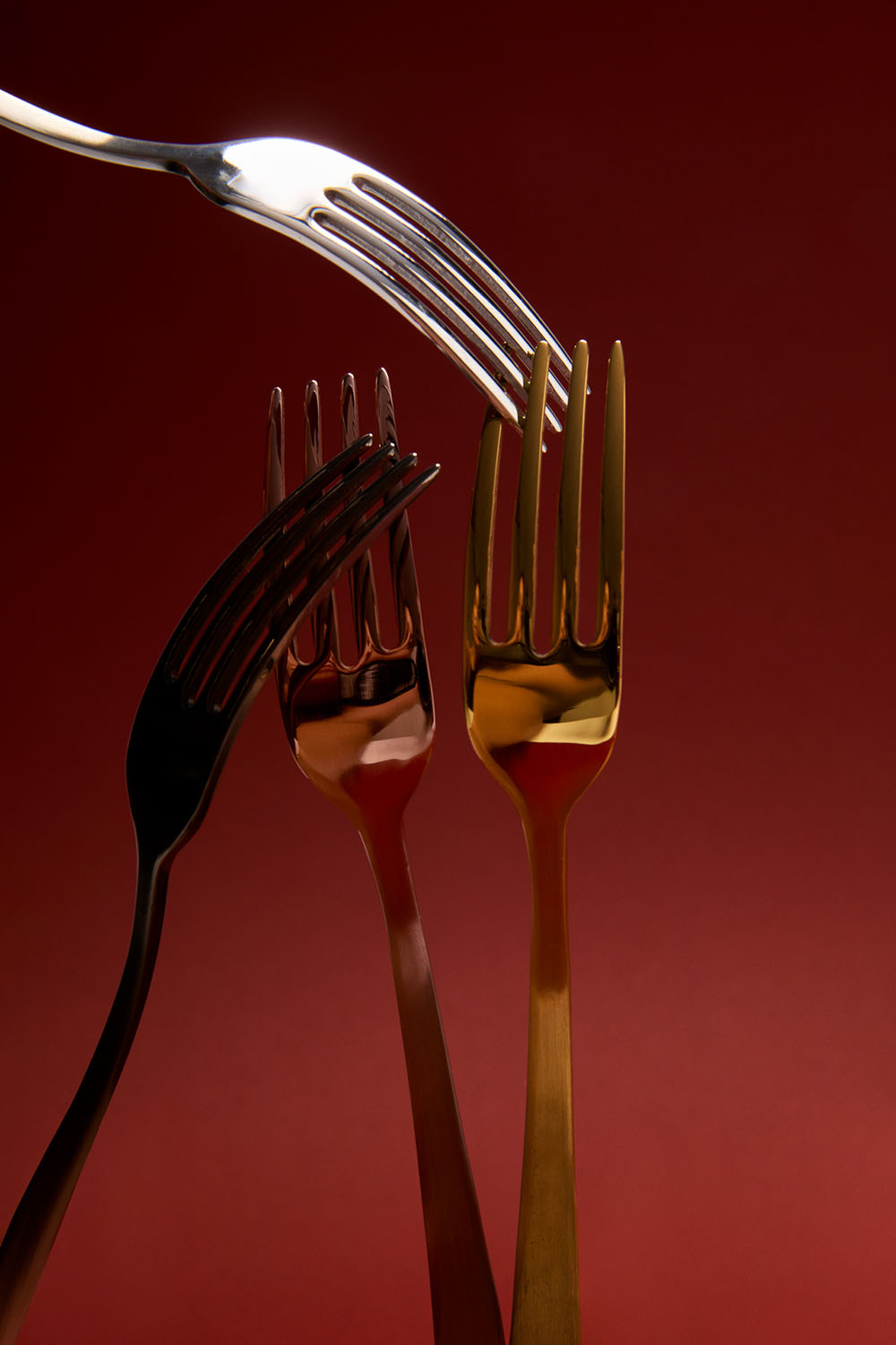 Zanetto Fuoco | Dinner Set: Fine stainless steel with Intreccio hammered texture and shiny PVD finish, ideal for everyday dining with refined character; includes fork, spoon, knife, and teaspoon | Tableware & Serveware / Other Accessories | 2Jour Concierge, your luxury lifestyle shop